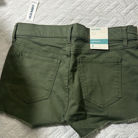 Old Navy boyfriend cut short size 6 NWT - Picture 2 of 2